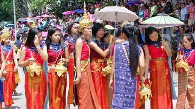 Sơn la: Lum mặt apêê học sinh Lào đha lum Tết ty đanh Bun Pi May