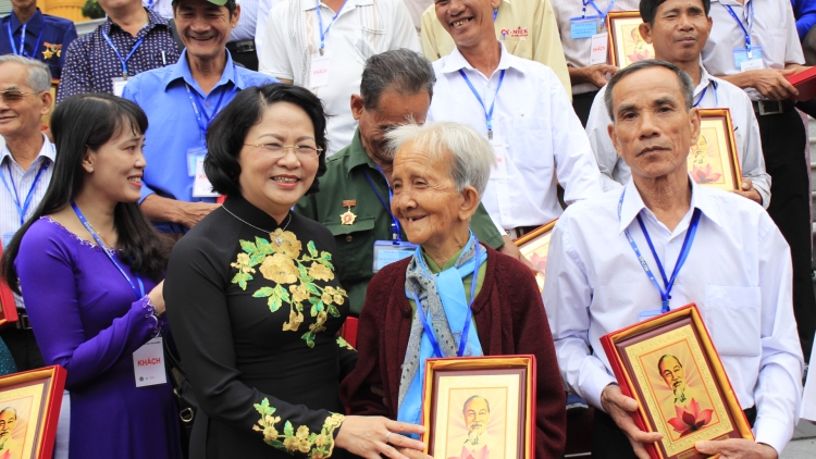 Phó Chủ tịch k’tiếc k’ruung Đặng Thị Ngọc Thịnh đương hơnh déh manứih vêy công tỉnh Hậu Giang