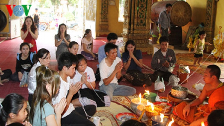 Sinh viên ma nuýh Lào Đại học Quảng Nam hơnh déh Tết Bunpimay
