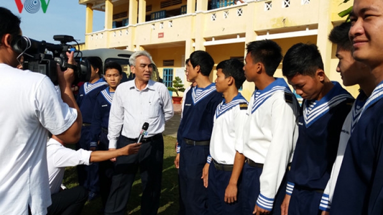 Lưm, cher đoọng hun pr’hêl, động viên cán bộ, chiến sĩ, đhanuôr xoọc ặt mamung, bhrợ bhiệc đhị chr’hoong đảo Trường Sa