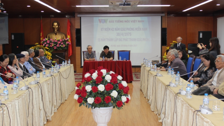 Đài p’rá Việt Nam tr’lưm mặt lâng zâp lang cán bộ Đài Phát thanh Giải Phóng