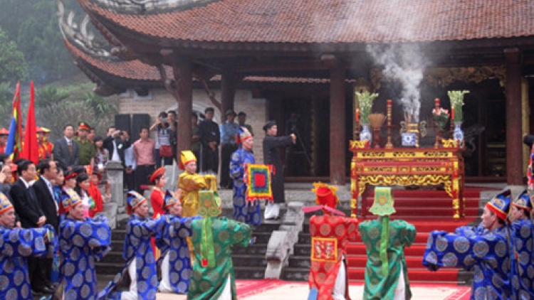 Tỉnh Phú Thọ bhrợ têng bh’rợ bhuốih Đức Tổ Lạc Long Quân lâng bắt hương hay tước Tổ Mẫu Âu Cơ