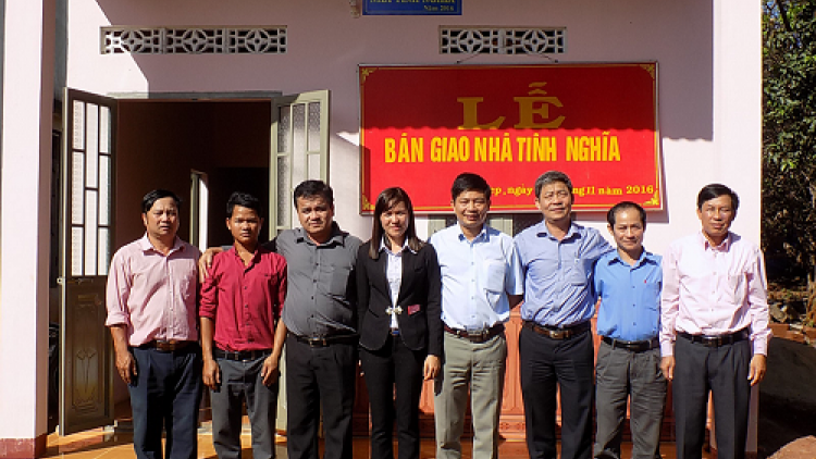 Pazum têy bhrợ têng, bhr’lậ đong ắt ha pr’loọng đong manuýh vêy công lâng cách mạng