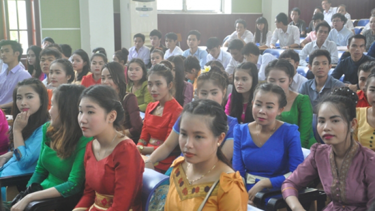 Đại học Quảng Nam chroi đoọng bhrợ pa dưr ma nứih pa brhợ ha k’tiếc k’ruung pr’zớc Lào