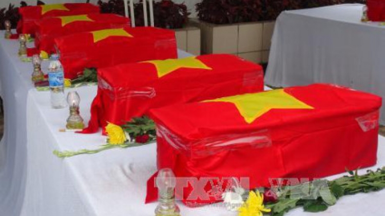 Bh’rợ đương đớp, tập đớc n’hang apêê liệt sĩ Việt Nam lấh chêết bil đhị Lào