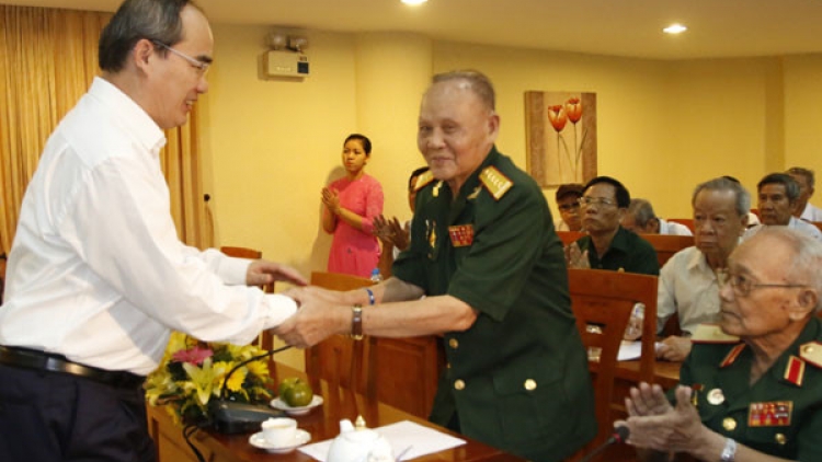 TP. HCM: Bí thư Thành uỷ Nguyễn Thiện Nhân tr’lum lâng apêê cán bộ đhêy hưu, cựu chiên binh Quận 10