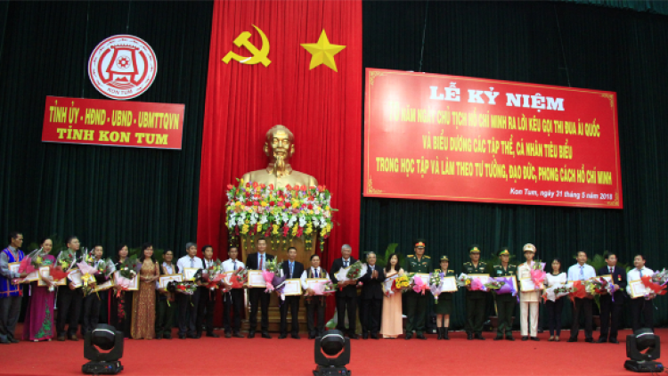 Kon Tum: Haanh déh 70 c’moo t’ngay Chủ tịch Hồ Chí Minh ta đang moon thi đua chắp hơnh k’tiếc k’ruung