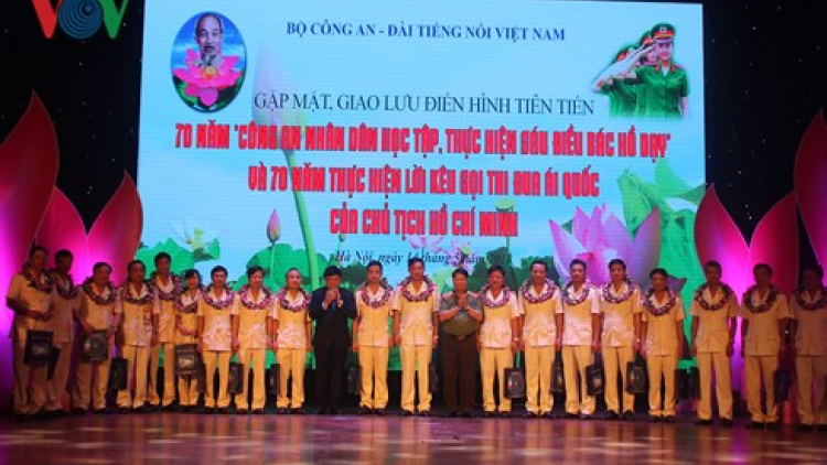 Tổng Giám đốc Đài P’rá Việt Nam Nguyễn Thế Kỷ pấh giao lưu công an nhân dân tr’haanh liêm choom