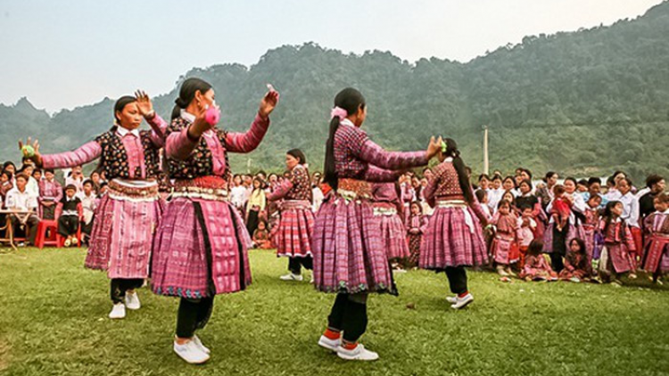 Ma nứih Mông ( Lai Châu) bhrợ du lịch