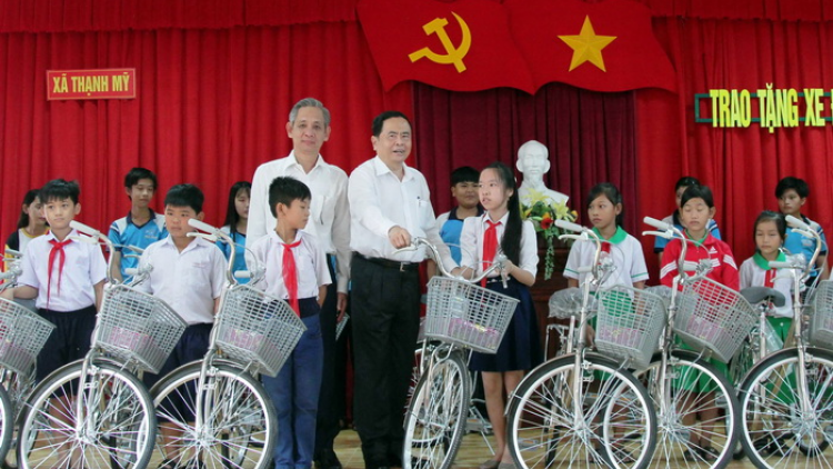 Chủ tịch Ủy ban Trung ương MTTQ Việt Nam đoọng xe đạp ha học sinh đha rựt đhị Cần Thơ