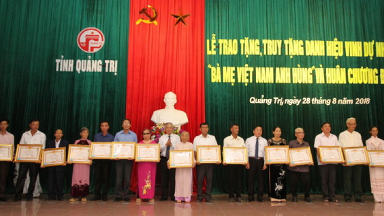 Quảng Trị: Pa đớp, chơớc đoọng danh hiệu A mế Việt Nam anh hùng