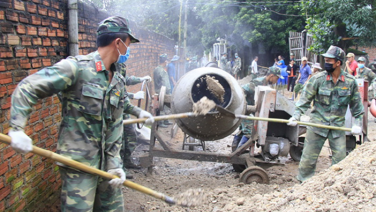Kon Tum: K’noọ 300 cán bộ, chiến sỹ quân đội zúp đoọng đhanuôr bhrợ c’lâng