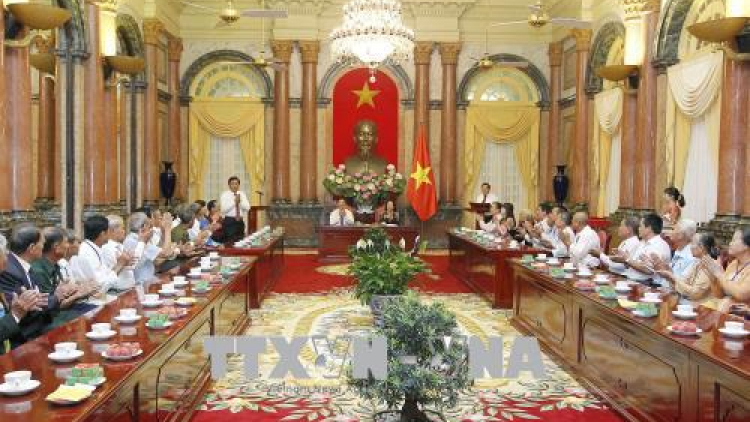Phó Chủ tịch k’tiếc k’ruung Đặng Thị Ngọc Thịnh lum hơnh C’bhúh đại biểu ma nứih vêy c’rơ g’lêếh tỉnh Vĩnh Long