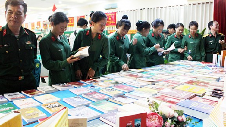 Bhrợ têng triển lãm Lực lượng vũ trang Quân khu 7 pa dưr truyền thống Bộ đội Ava Hồ