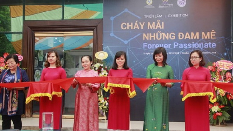Triển lãm “Ặt Jôông loom chắp kiêng”