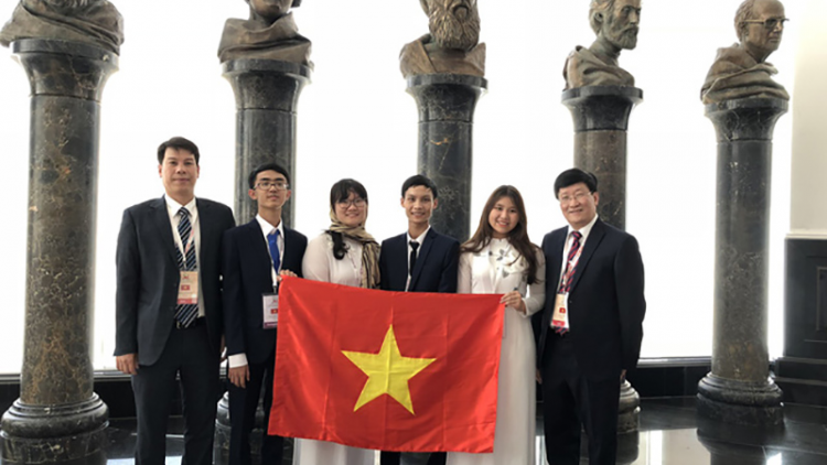 Hơnh déh học sinh phổ thông bơơn ch’ner Olympic c’moo 2018