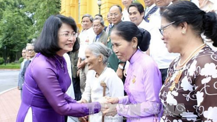 Phó Chủ tịch k’tiếc k’ruung Đặng Thị Ngọc Thịnh đương hơnh déh manuýh vêy g’lêếh c’rơ lâng cách mạng tỉnh An Giang