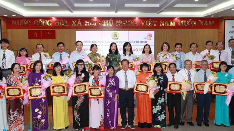 Thành phố Hồ Chí Minh: Cher đoọng kỷ niệm chương ha 21 apêê nhà giáo ưu tú