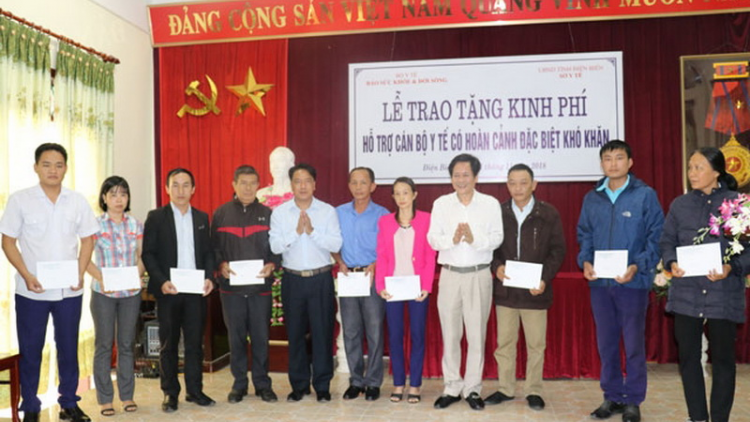 Điện Biên: Pazao đoọng 200 ực đồng zooi zúp cán bộ y tế lưm tr’mung zr’nắh k’đhạp
