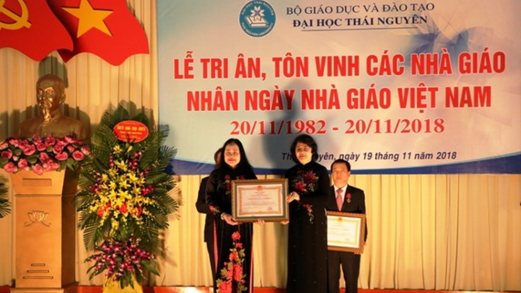 Phó Chủ tịch k’tiếc k’ruung Đặng Thị Ngọc Thịnh tước pấh bh’rợ haanh déh t’ngay nhà giáo Việt Nam đhị Đại học Thái Nguyên