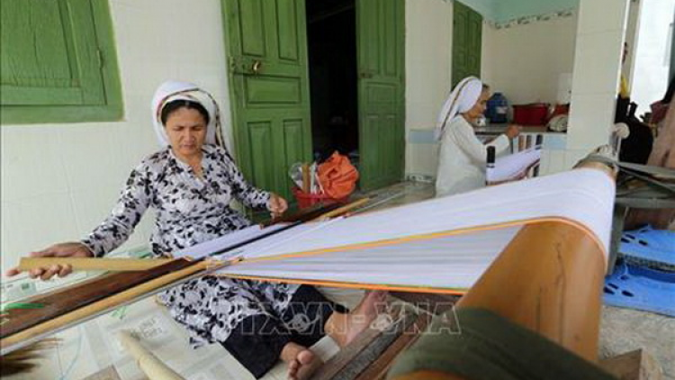 Tỉnh Bình Thuận vêy bấc chính sách đoọng pa dưr pazêng n’đắh kinh tế - xã hội zr’lụ đhanuôr acoon cóh