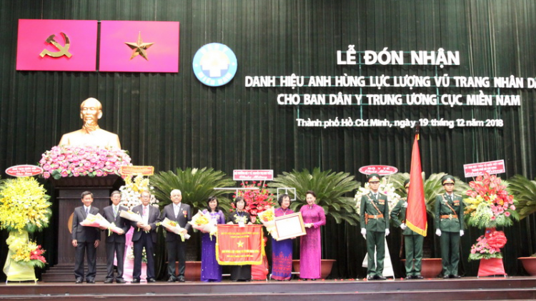 Chủ tịch Quốc hội pazao đoọng ch’ner Anh hùng LLVTND đoỌng ha Ban Dân y Trung ương cục miền Nam