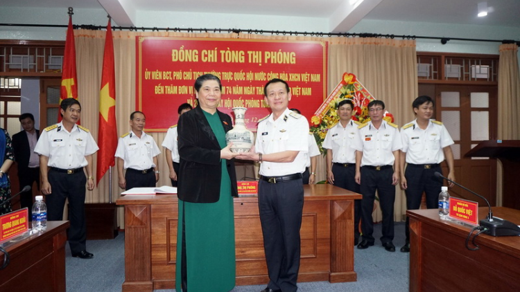 Phó Chủ tịch Thường trực Quốc hội Tòng Thị Phóng: Zr’lụ 3 Hải quân nắc lêy bhrợ têng liêm crêê cóh biển