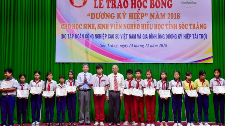 Sóc Trăng: 280 học sinh, sinh viên đharứt zay học vêy ta đoọng học bổng Dương Kỳ Hiệp