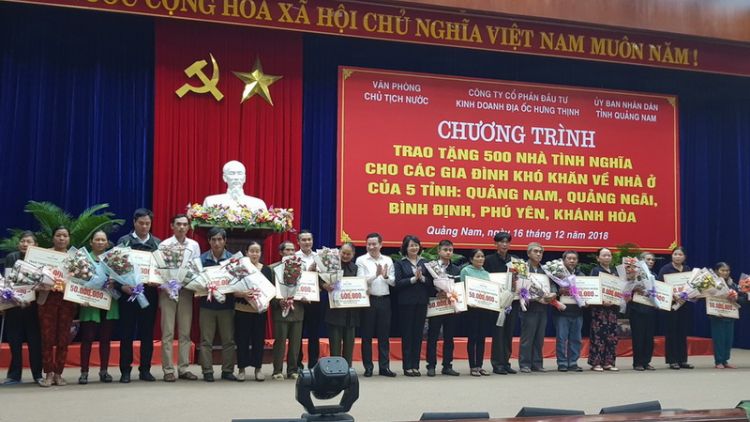 Phó Chủ tịch k’tiếc k’ruung Đặng Thị Ngọc Thịnh pa đớp 500 đhr’nong đong cr’er ha pêê pr’loọng đong zr’nắh k’đháp cóh miền Trung