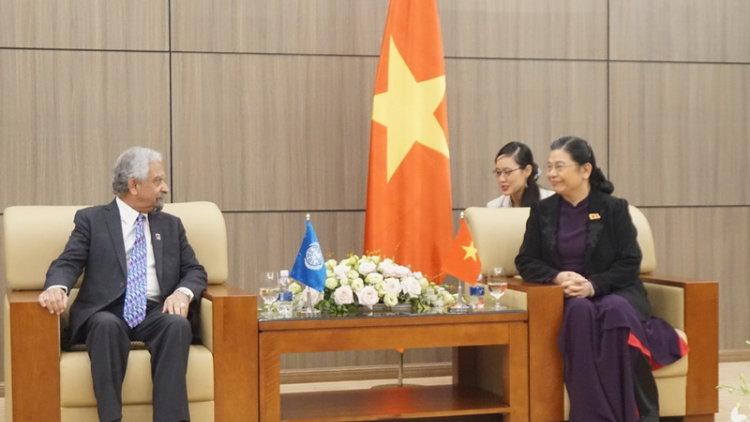 Phó Chủ tịch Quốc hội Tòng Thị Phóng đương hơnh déh Điều phối viên Thường trú Liên Hợp Quốc