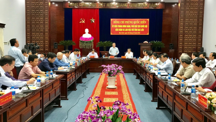 Phó Chủ tịch Quốc hội Phùng Quốc Hiển bhrợ bhiệc lâng tỉnh Bạc Liêu