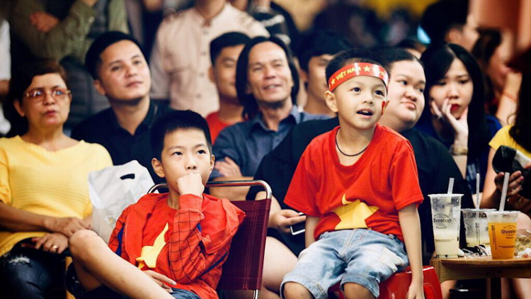 Đhanuôr miền Trung hơnh déh chiến thắng âng đội Việt Nam