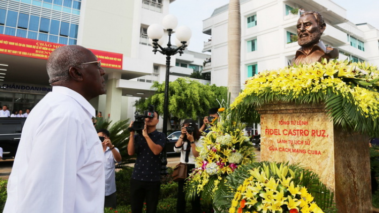 Phó Chủ tịch Hội đồng Nhà nước, Phó Chủ tịch Hội đồng Bộ trưởng Cu Ba Salvador Valdés Mesa lưm lêy apêê cr’nọo bh’rợ pa căh đhị 2 tỉnh Quảng Bình, Quảng Trị