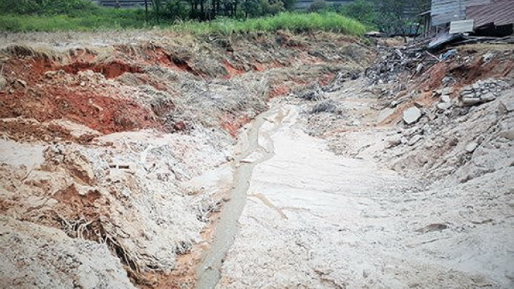 Lào Cai: Zâp pr’loọng đhanuôr ơy bơơn độp zên chroót pa chô xang tu bhiệc ha voóh bha nậ pa hooi đác đông máy phân bón