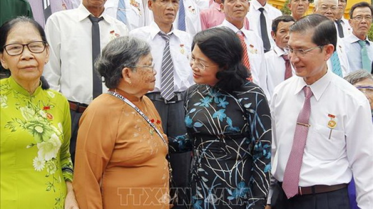 Phó Chủ tịch k’tiếc k’ruung Đặng Thị Ngọc Thịnh đương lum hơnh déh đại biểu ma nứih vêy c’rơ g’lêếh tỉnh Trà Vinh