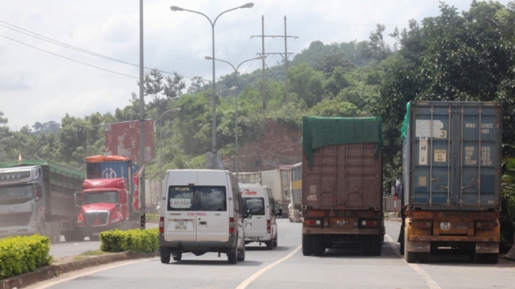 Boo túh cóh Lào, xe cộ lướt đhị cửa khẩu Lao Bảo dưr bấc
