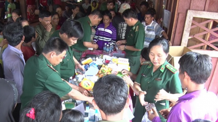 Quân y biên phòng Kon Tum khám, đoọng k’goóh z’nươu zư pa dứah cr’vay ha 400 cha nắc đha nuôr Campuchia
