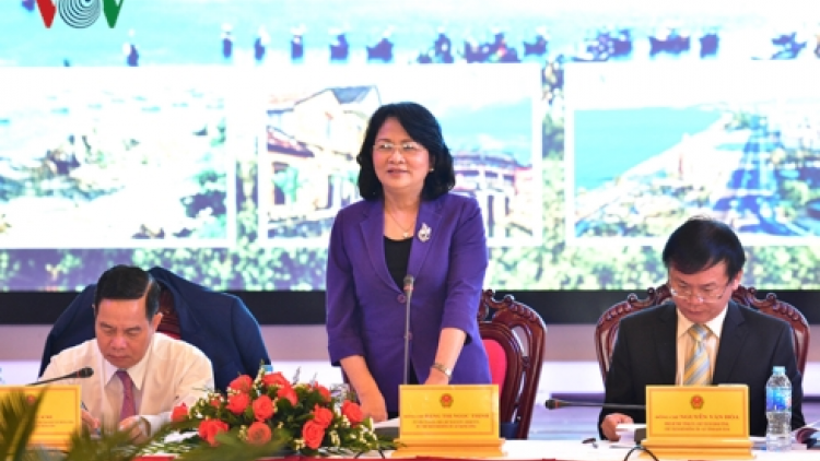 Phó Chủ tịch k’tiếc k’ruung Đặng Thị Ngọc Thịnh tước pấh, k’đhơợng xay Hội nghị Zr’lụ thi đua apêê tỉnh Tây Nguyên lâng cóh toOr biển miền Trung
