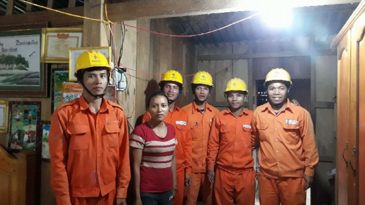 Pay đoọng điện k’tiếc k’ruung đhị apêê chr’val c’noong k’tiếc Tây Giang
