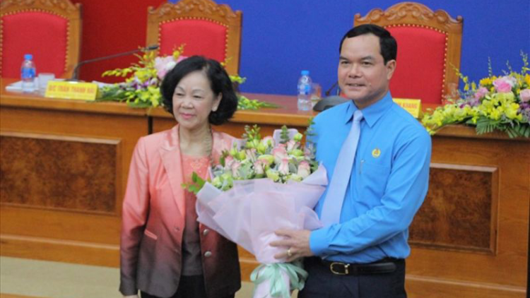 Pa căn Trương Thị Mai pấh Hội nghị Ban Chấp hành Tổng Liên đoàn Lao động Việt Nam g’lúh 4