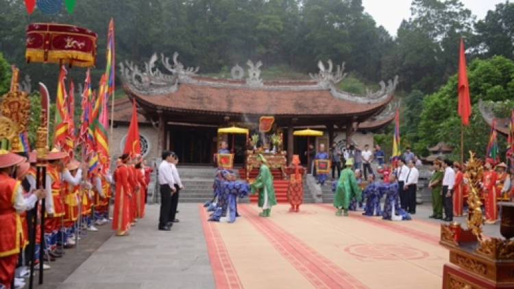 Tỉnh Phú Thọ bhrợ têng bh’rợ giỗ Đức Quốc tổ Lạc Long Quân lâng bắt hương Tổ mẫu Âu Cơ