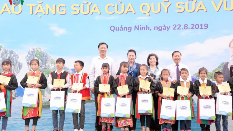Chủ tịch Quốc hội pấh bh’rợ cher đoọng trường học đhị Quảng Ninh