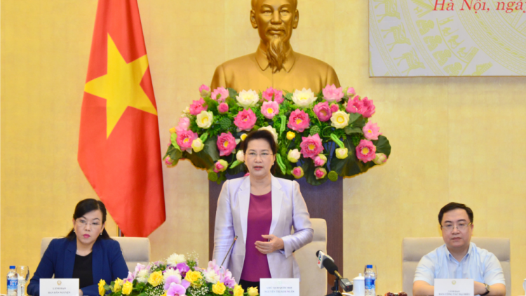 Chủ tịch Quốc hội Nguyễn Thị Kim Ngân tr’lum mặt lâng cán bộ đhêy hưu, đhanuôr đhị zr’lụ ắt mamông