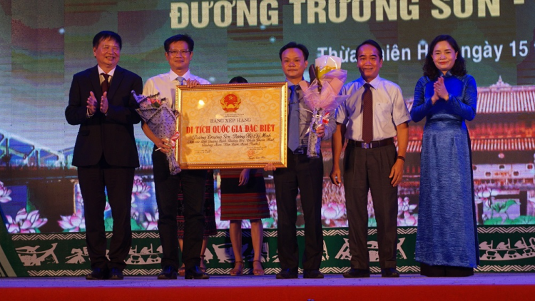 Hơnh déh pay bằng ra pặ hạng c’cir k’tiếc k’ruung chr’nắp c’lâng Trường Sơn-c’lâng Hồ Chí Minh