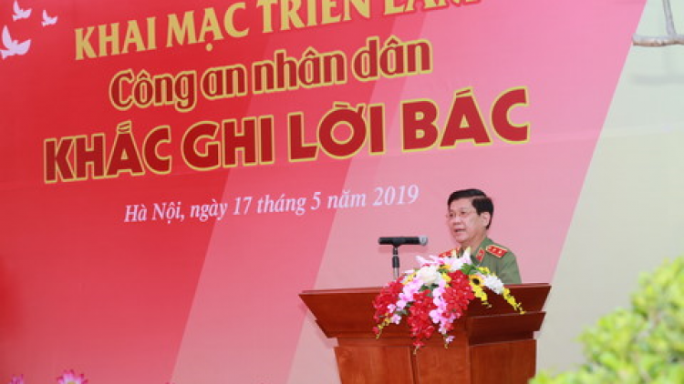 Bhrợ têng triển lãm: Công an nhân dân xơợng ghít cơnh boóp p’rá p’too pa choom âng Ava Hồ