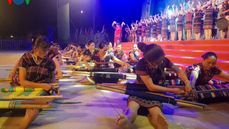 Bhrợ têng t’ngay bhiệc bhan giao lưu văn hoá, thể thao lâng du lịch pazêng acoon cóh 5 tỉnh zr’lụ c’noong k’tiếc Việt Lào cóh miền Trung – Tây Nguyên