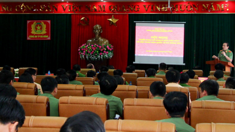 Đà Nẵng: Pa ghít pa nhâm an ninh đhị tr’thi panh pháo hoa bha lang k’tiếc