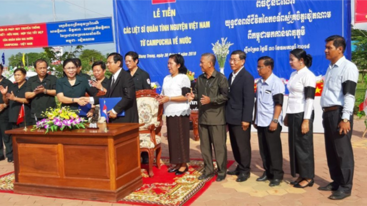 Bhiệc bhan cr’lêng lâng pa chô n’hang quân tình nguyện Việt Nam chêết bil đhị chiến trường Campuchia