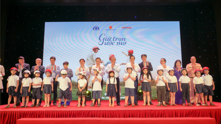 Phó Thủ tướng Trương Hoà Bình tước pấh bh’rợ cher đoọng pr’nơng bảo hiểm ha học sinh lớp muy cóh prang k’tiếc k’ruung
