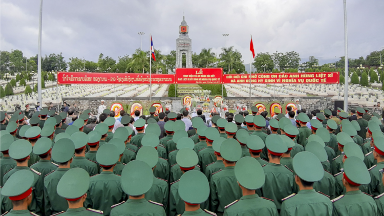 Điện Biên: C’lêng, tập đớc n’hang 12 liệt sỹ quân tình nguyện Việt Nam lấh chệêt bil đhị Lào